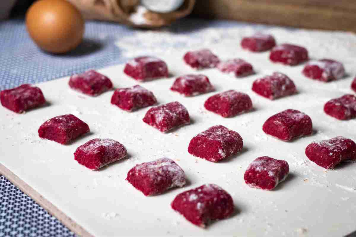 Con gli gnocchi rosa prepari un primo squisito e stupefacente per il menu di San Valentino (e non solo)