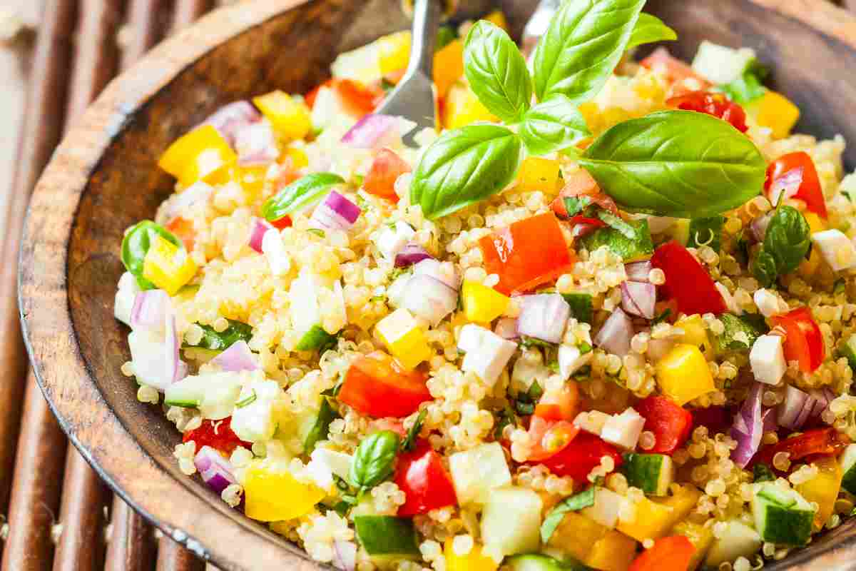 Insalata di quinoa e verdure crude ricetta