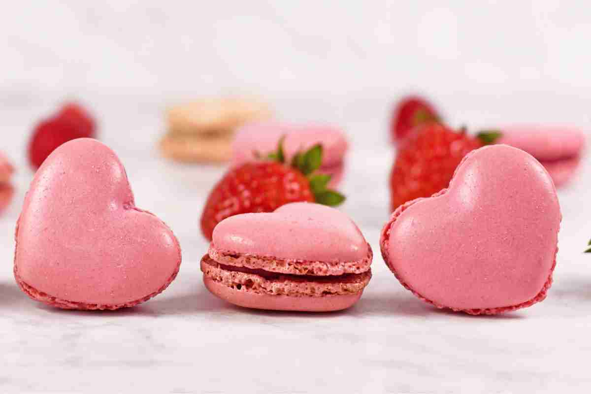 Delizia la tua dolce metà con questi macaron per San Valentino a forma di cuore, ti riempirà di baci