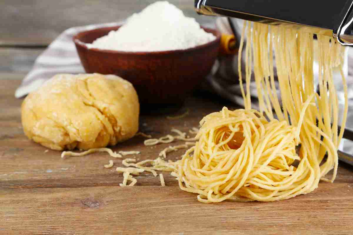 Spaghetti, penne e fusilli: se impari a farli in casa così non li compri più al supermercato e risparmi i milioni