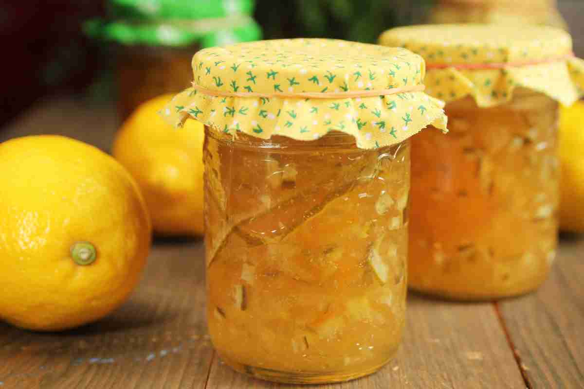 Assapora il gusto autentico e genuino della marmellata di limoni con la ricetta della nonna, è la più facile e veloce