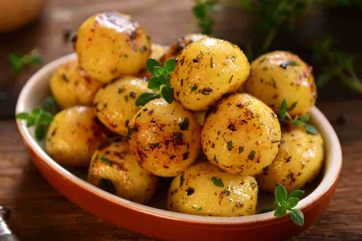 Patate novelle arrosto, ti spiego come le faccio e non sbaglierai più la cottura