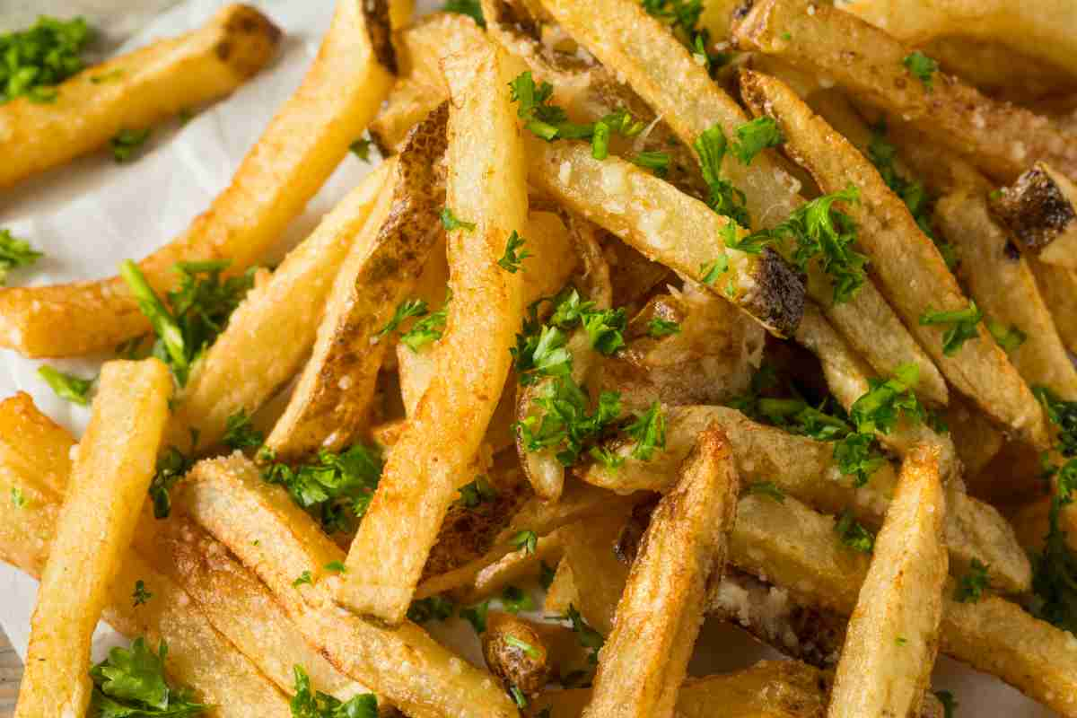 Patatine fritte con Parmigiano, un’esplosione di sapore e una croccantezza unica. Prova subito la ricetta facilissima