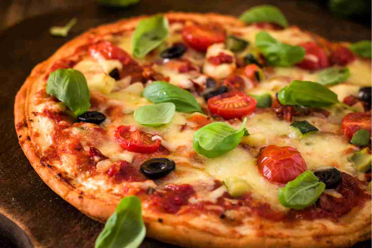 Questa pizza morbidissima è perfetta per il sabato sera: sarà pronta in una sola ora