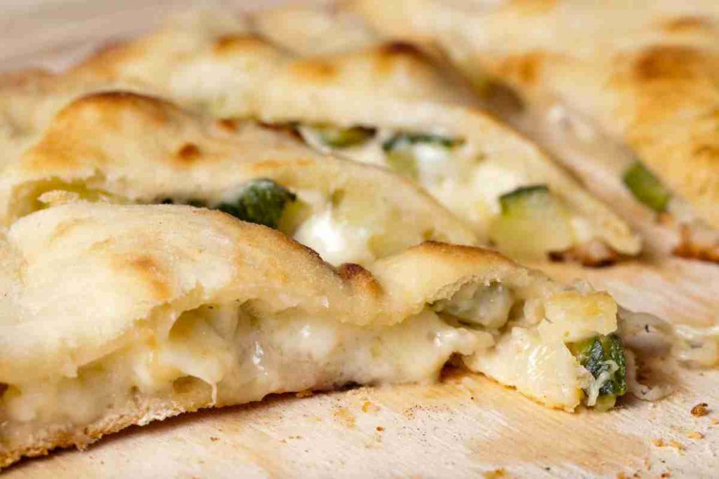 focaccia ripiena zucchine e mozzarella