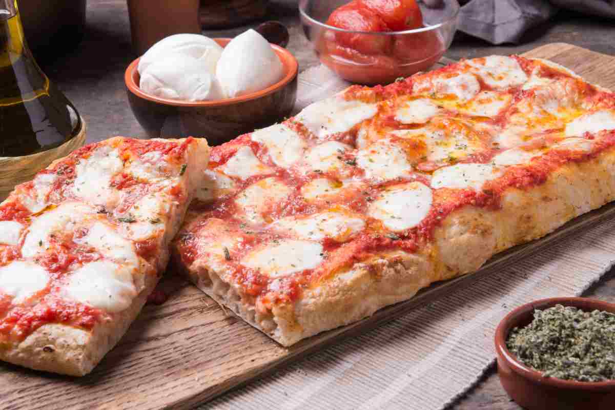 È sempre festa se porti in tavola questa pizza sofficissima, con questi trucchi la fai meglio di quella della rosticceria