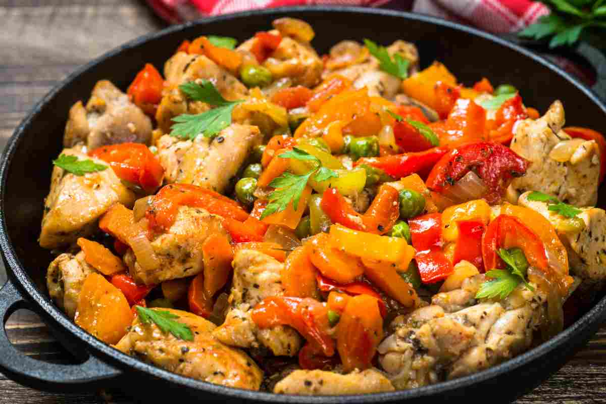 Pollo e peperoni in padella, se li fai con questa ricetta assapori un gusto mai provato prima