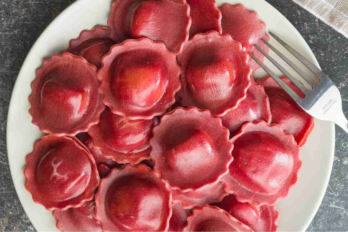 Ravioli rosa, la ricetta della pasta ripiena colorata per menu speciali delle feste (non solo San Valentino)