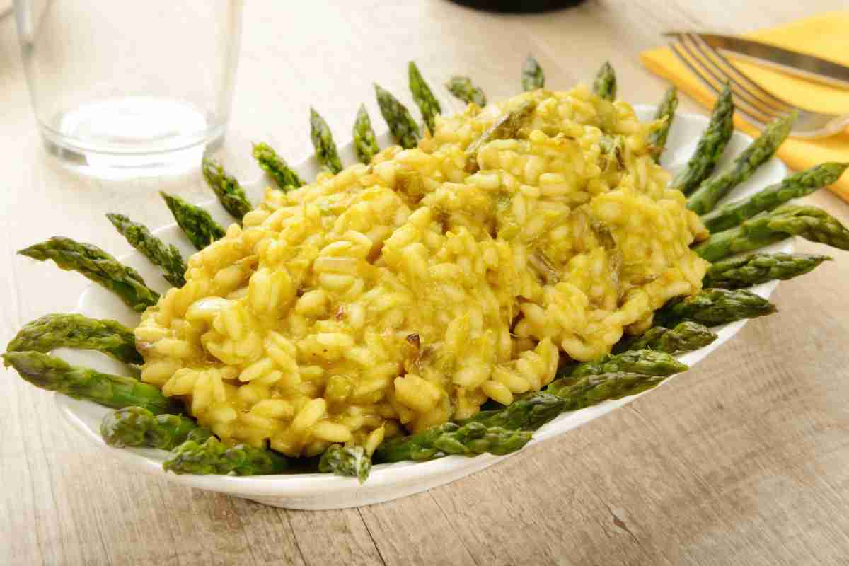 Quanto è cremoso questo risotto asparagi e speck? Per scoprirlo devi fare subito la ricetta, i tuoi ospiti non si alzeranno più da tavola