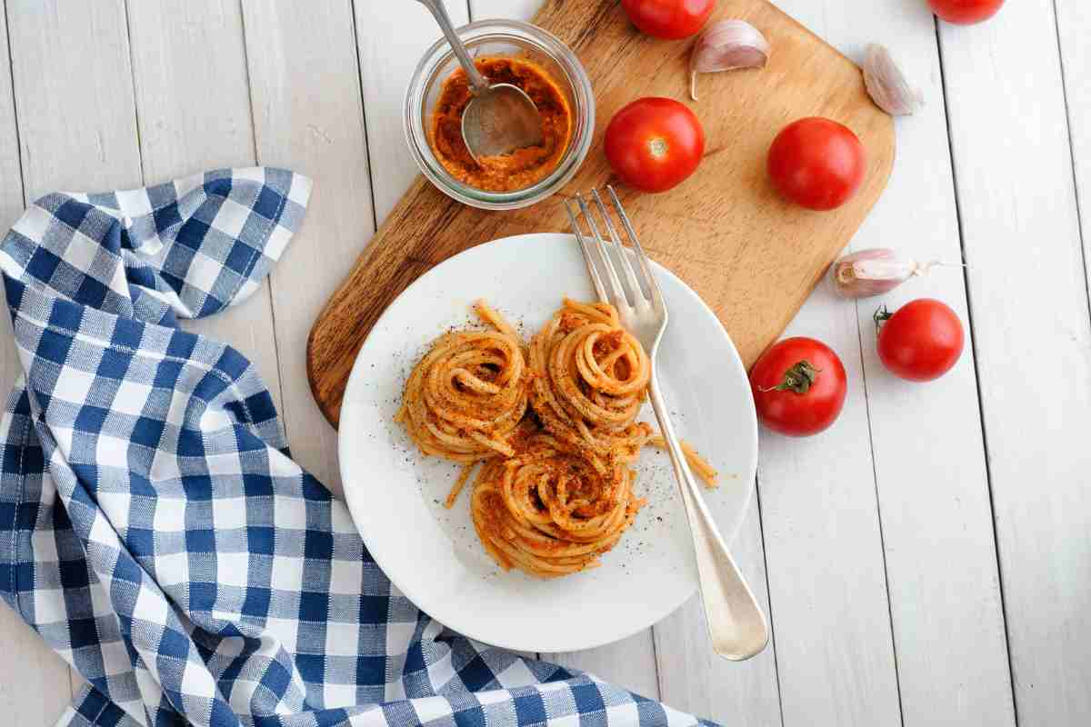 Con questo ‘insolito’ pesto farai leccare a tutti i baffi: la ricetta di un primo piatto sfizioso e cremoso