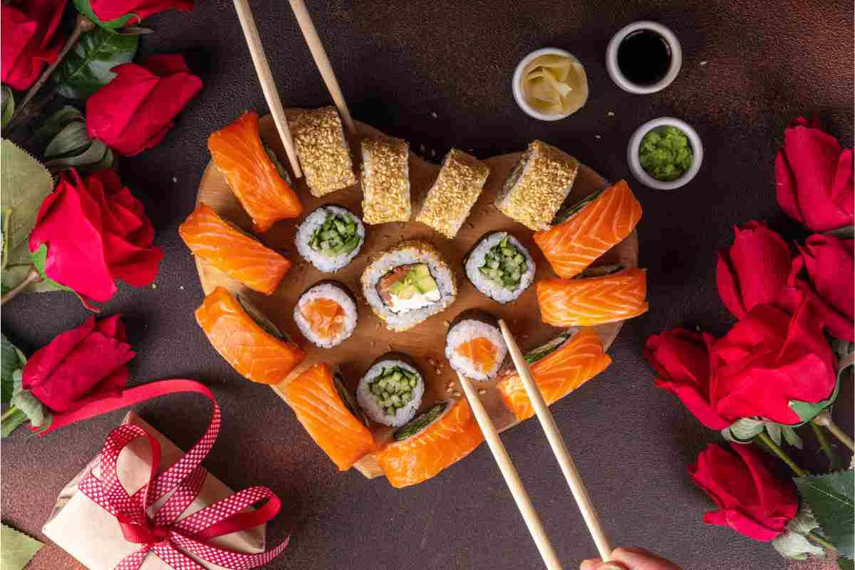 Cena con sushi fatto in casa, la scelta economica per un San Valentino originale