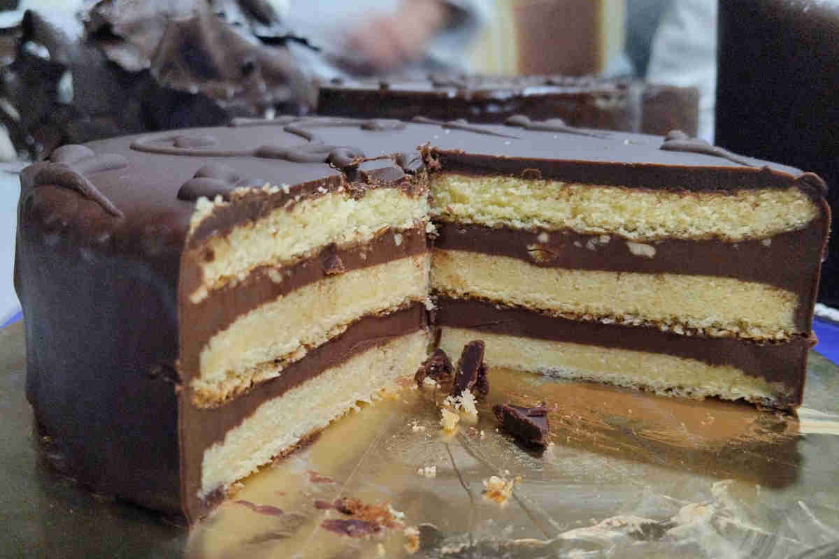 Sontuosa ed elegante, una fetta di questa torta golosa ti porta in Sicilia al primo morso