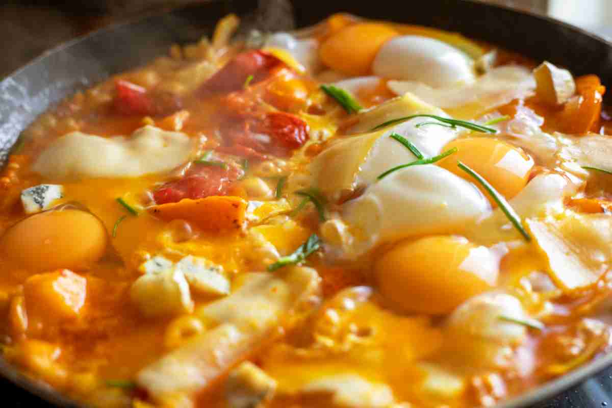 Uova strapazzate con pomodoro e formaggio