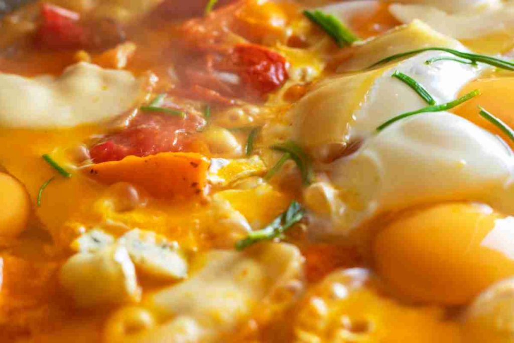 Uova strapazzate con pomodoro e formaggio ricetta 