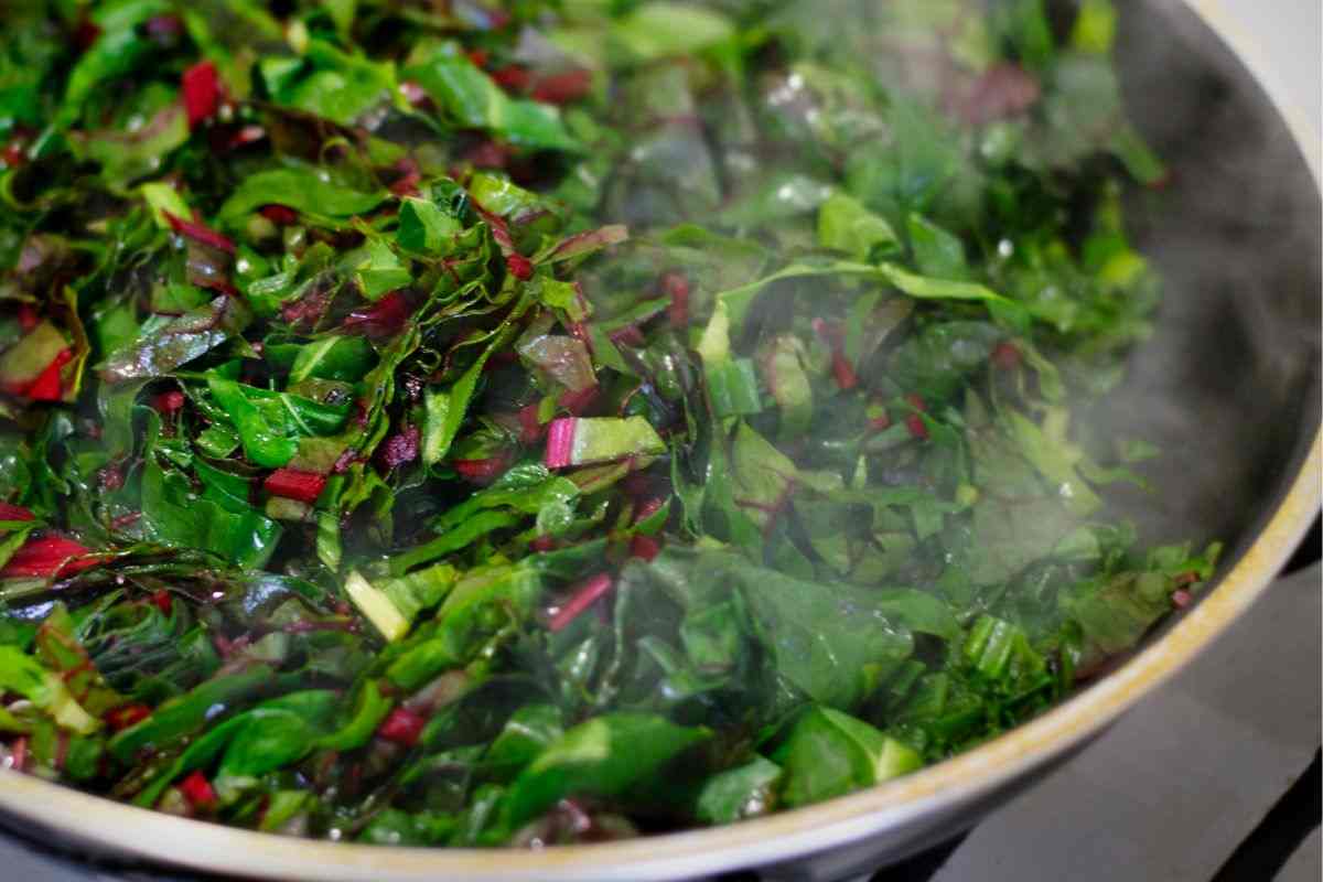 Bietole bollite e ripassate in padella, ecco la ricetta per prepararle in modo più sfizioso