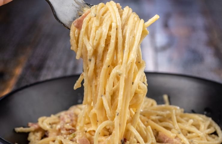 carbonara con salsiccia ricetta