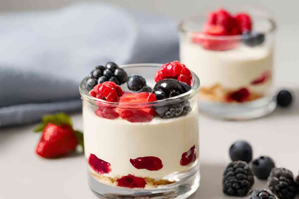 Crema al mascarpone con frutti di bosco, il dessert fresco e leggero che si prepara in un attimo: mi hanno chiesto tutti il bis