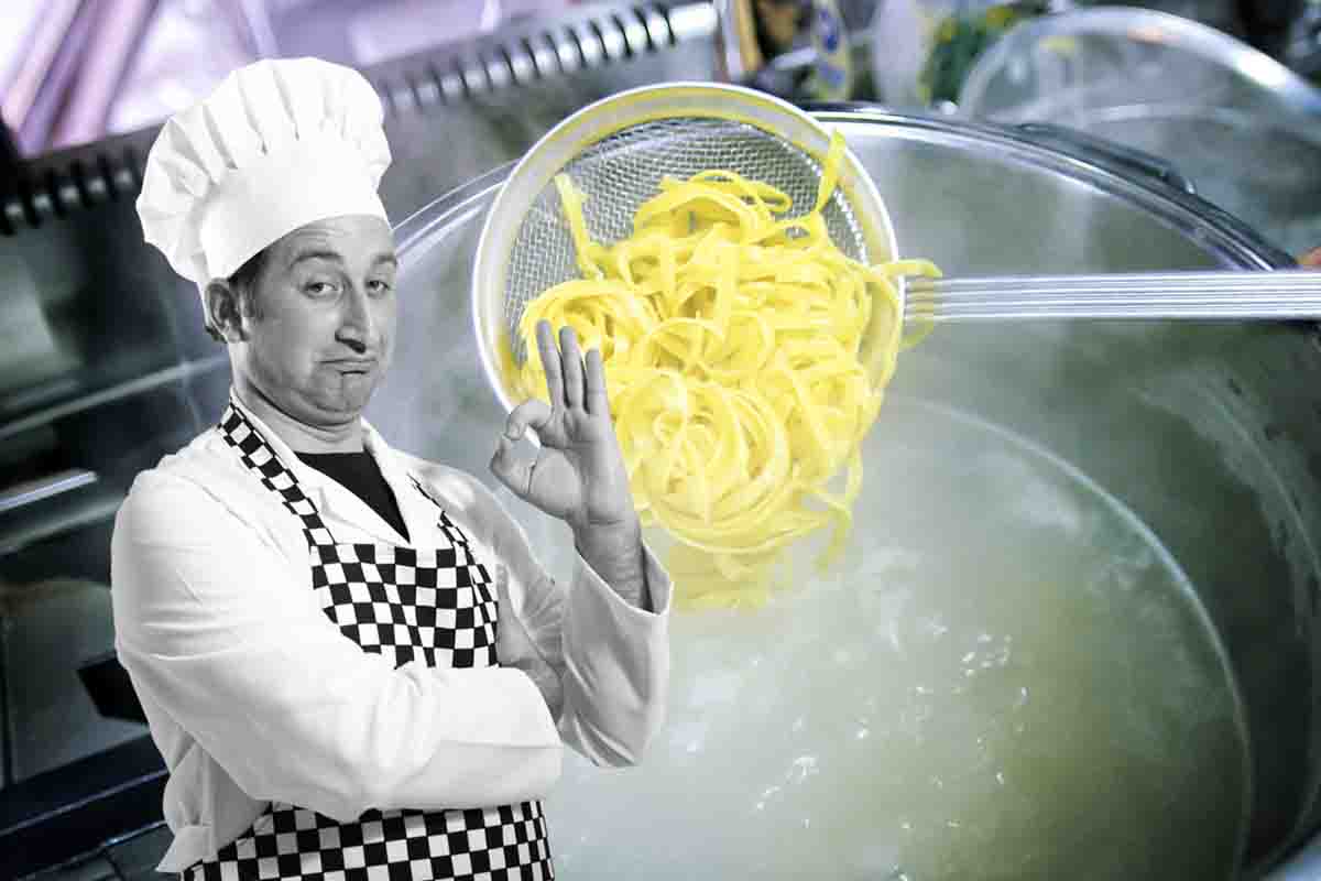 Cuocere la pasta così ti farà risparmiare il doppio sui consumi: il trucco facile usato nei ristoranti