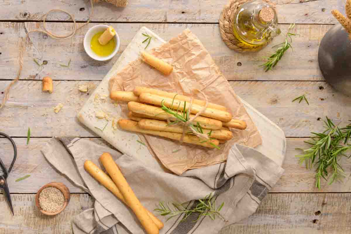 Grissini di pasta fillo: croccanti e friabilissimi, daranno al tuo aperitivo in casa una marcia in più