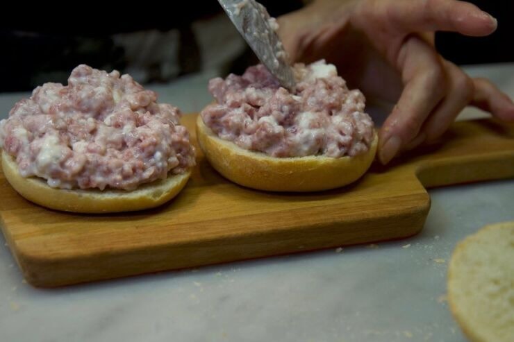 Pranzo veloce Benedetta Parodi: la rosetta con salsiccia e stracchino