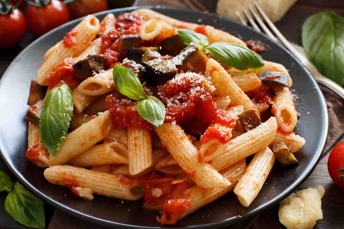 Questa sera ho preparato una pasta con melanzane e scamorza che ha fatto felici tutti in tavola: i miei ragazzi se la sono letteralmente litigata fino all’ultimo morso