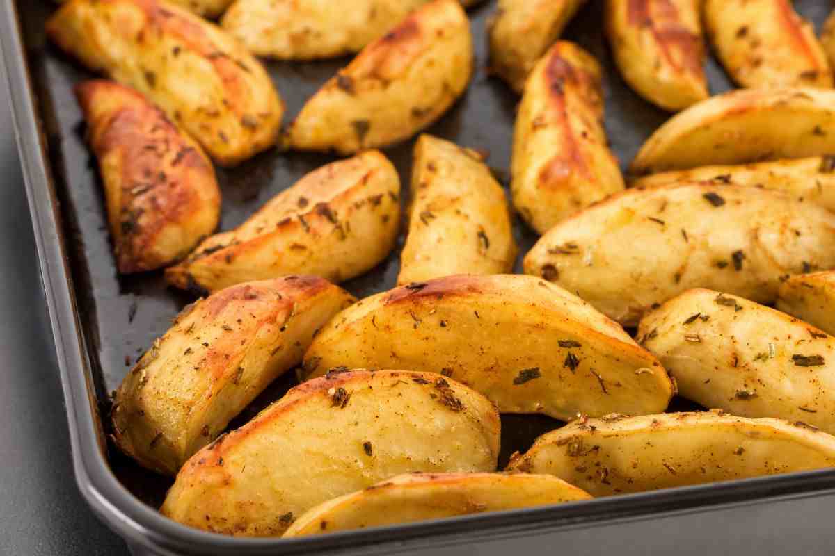 Dai un calcio alla noia con questo contorno speciale: patate al forno con pancetta croccante e rosmarino, un’esplosione di gusto in ogni boccone