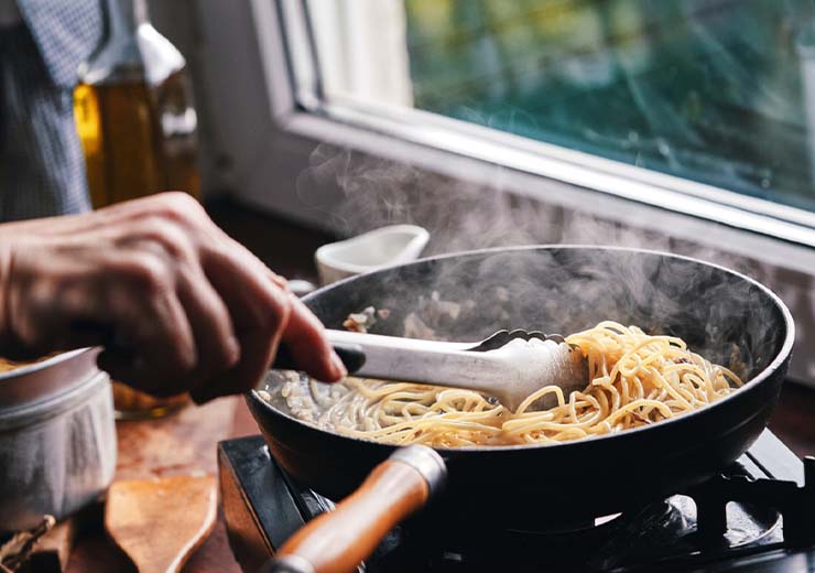 spaghetti acciughe puntarelle e burrata ricetta