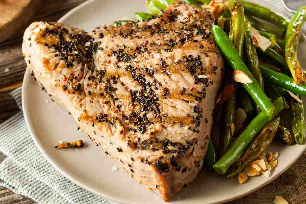 Altro che tonno in scatola, il trancio di tonno fresco cotto alla piastra è molto più sano e facile da preparare