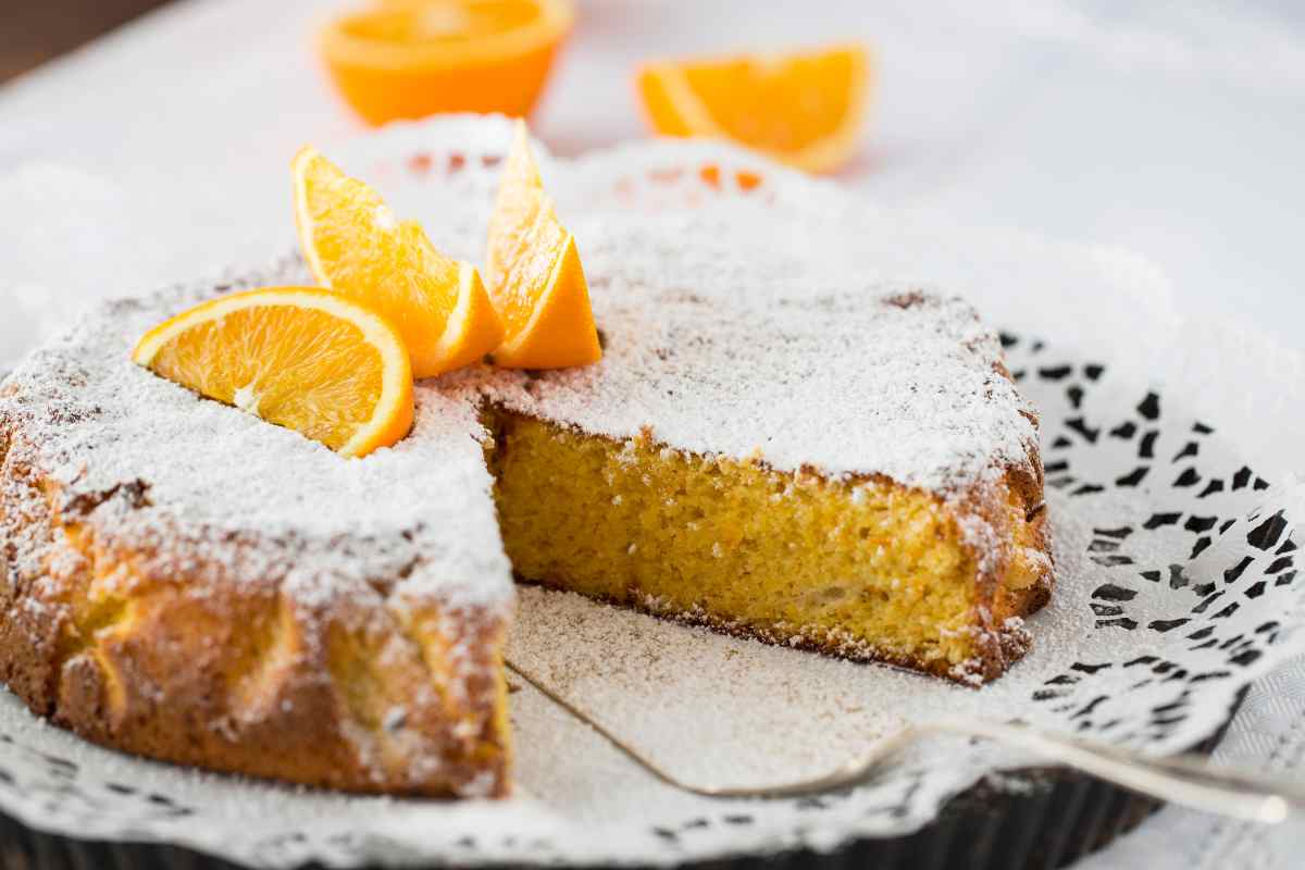 Questa torta all’arancia è semplicemente sublime: affonda il cucchiaino e goditi la sua cremosa golosità