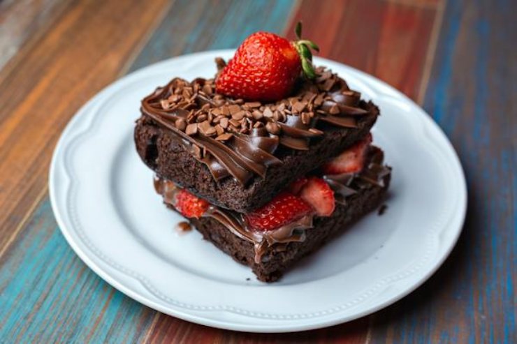 Come preparare una torta con cioccolato e fragole