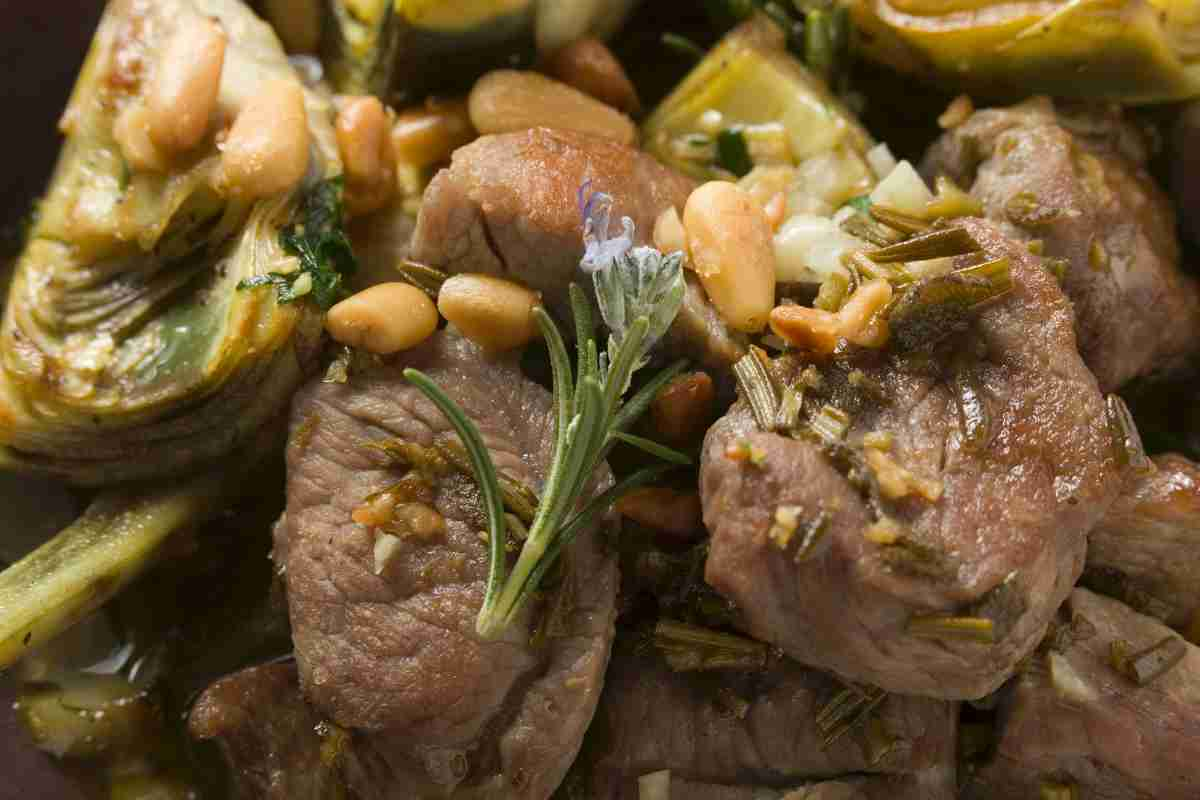 Quest’anno a Pasqua stupisci tutti con l’agnello con i carciofi in padella, un piatto delizioso che puoi fare con questa ricetta facile