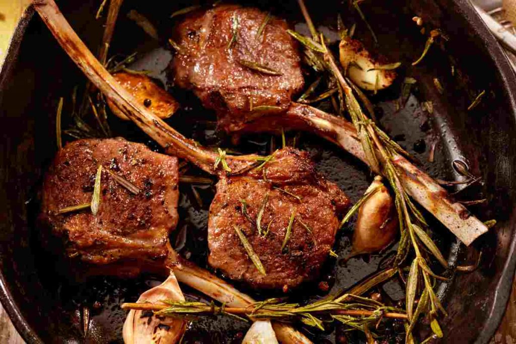 Agnello in padella per il menu di pasqua