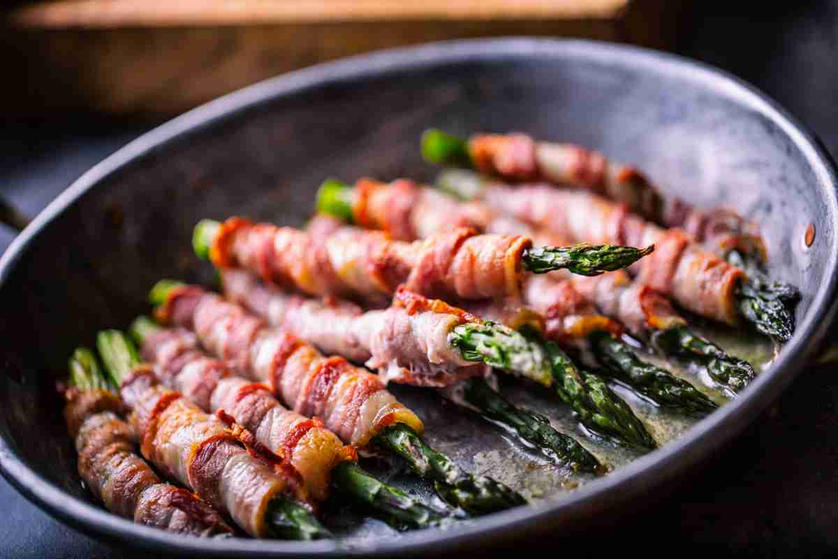 Ho preso gli asparagi e li ho avvolti nella pancetta per fare un antipasto sfizioso velocissimo