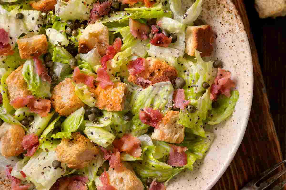 Caesar salad con lo speck, quando la voglia improvvisa ti prende questa è la ricetta che puoi fare in 5 minuti