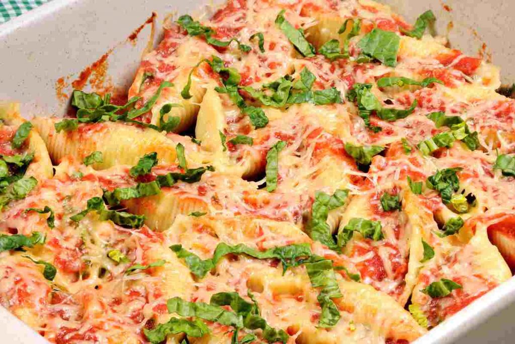 pasta al forno conchiglioni ripieni per il pranzo della domenica