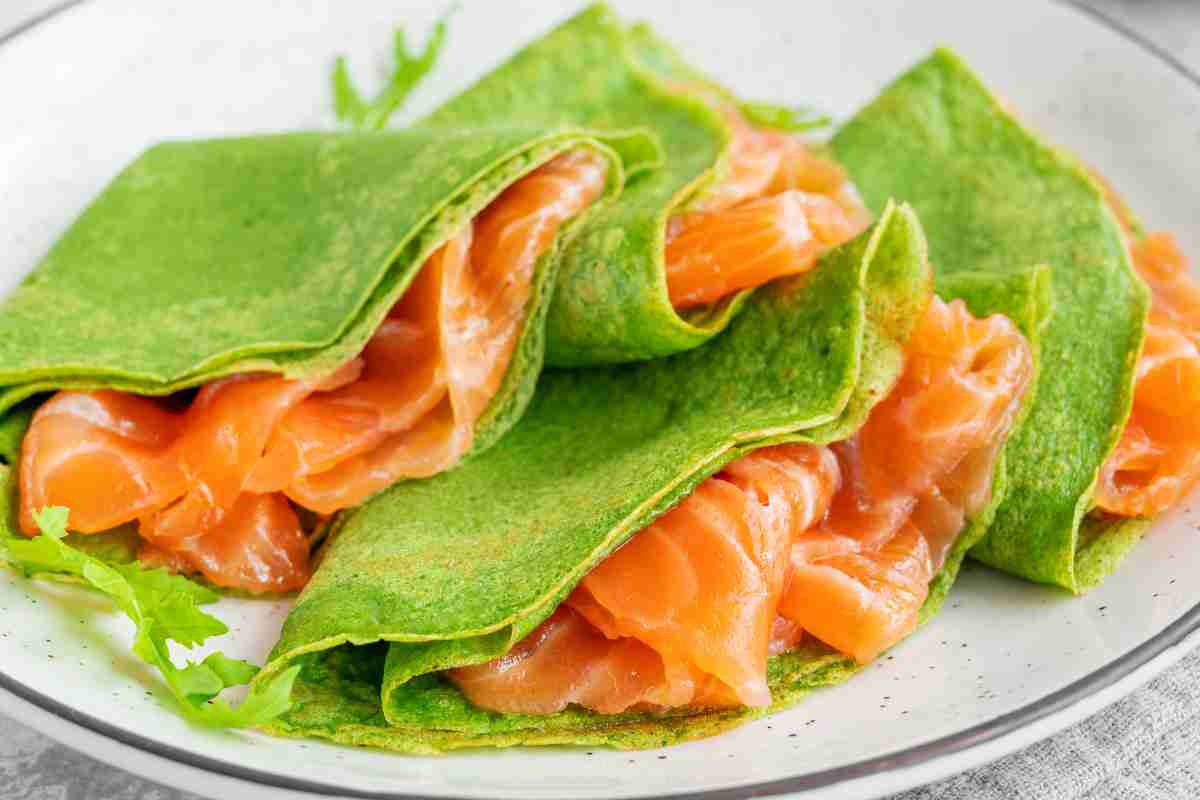 Primo sfizioso e colorato: le crespelle di spinaci con salmone affumicato sono una vera delizia