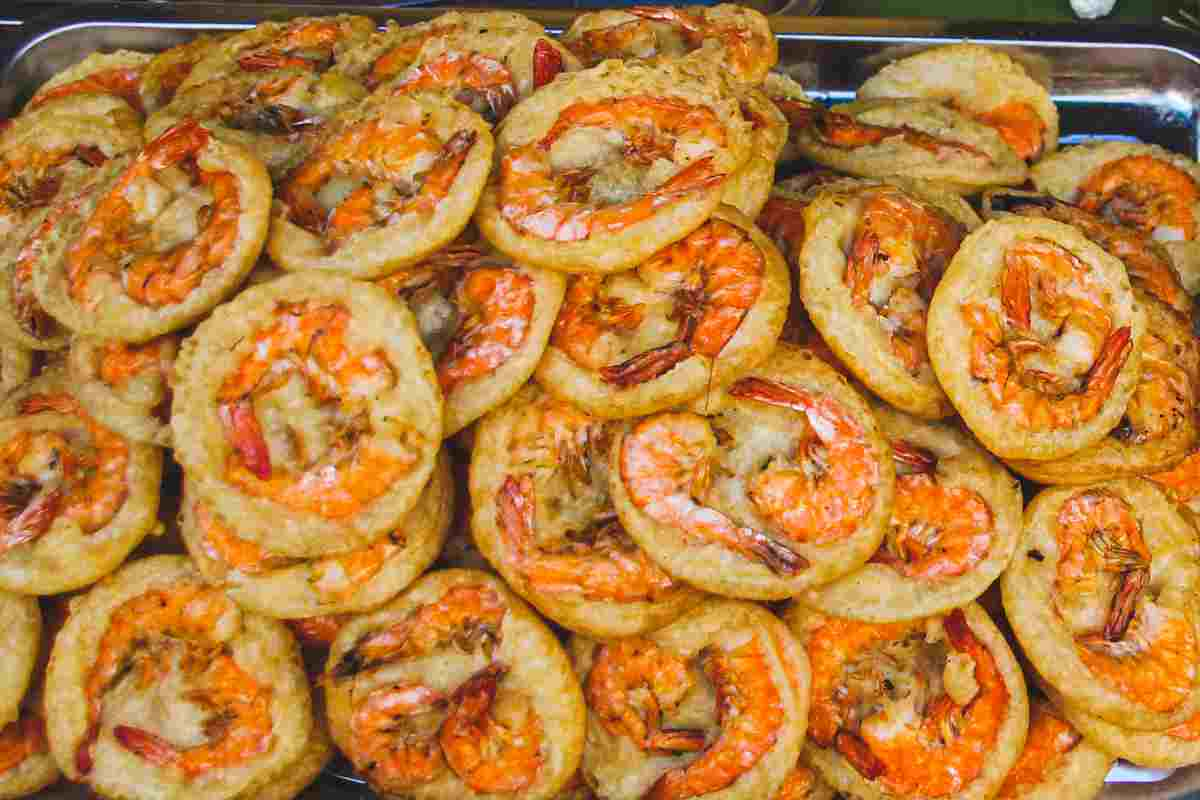 Guarda cosa puoi fare con i gamberi e un po’ di acqua e farina, delle frittelle deliziose per un buffet ricchissimo