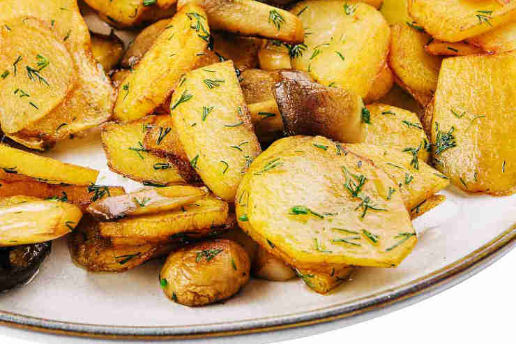 Funghi e patate in padella ricetta
