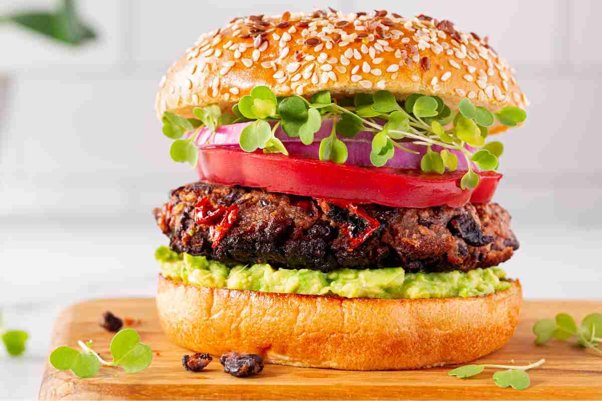 Un hamburger così delizioso non l’hai mai assaggiato, e il merito non è solo dell’avocado!