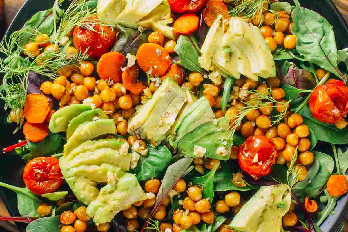 Squisita insalata con avocado e ceci, la faccio sempre quando voglio un piatto unico leggero e nutriente