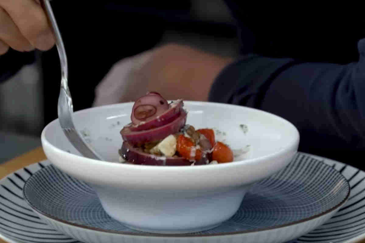Un’insalata così può farla solo Bruno Barbieri: idea semplice e raffinata per stupire gli ospiti