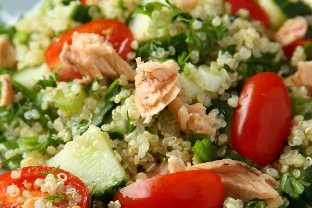 Insalata di quinoa e salmone