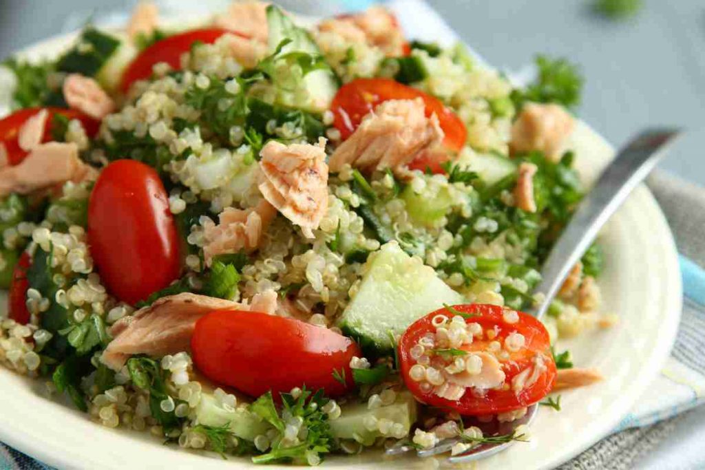 Insalata di quinoa e salmone con pomodorini