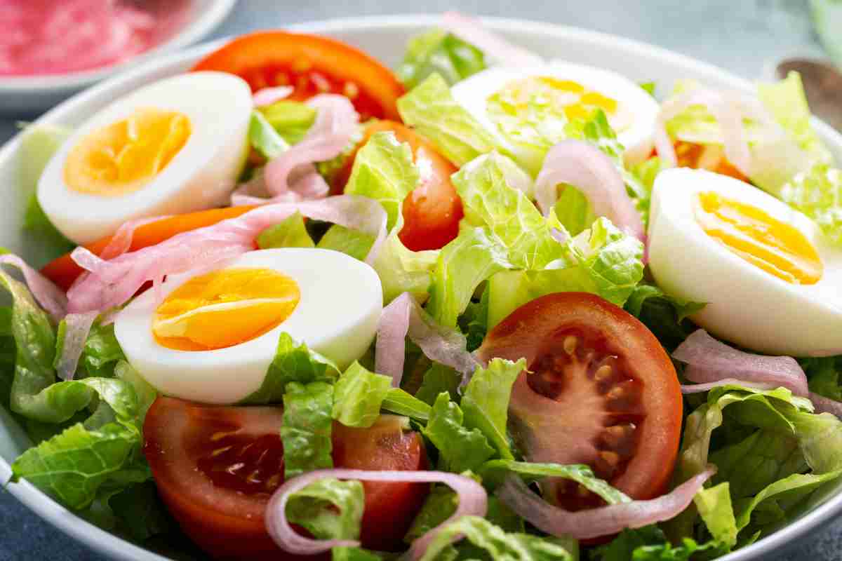 Aggiungi le uova sode all’insalata e mangi di gusto un piatto sfizioso con poche calorie