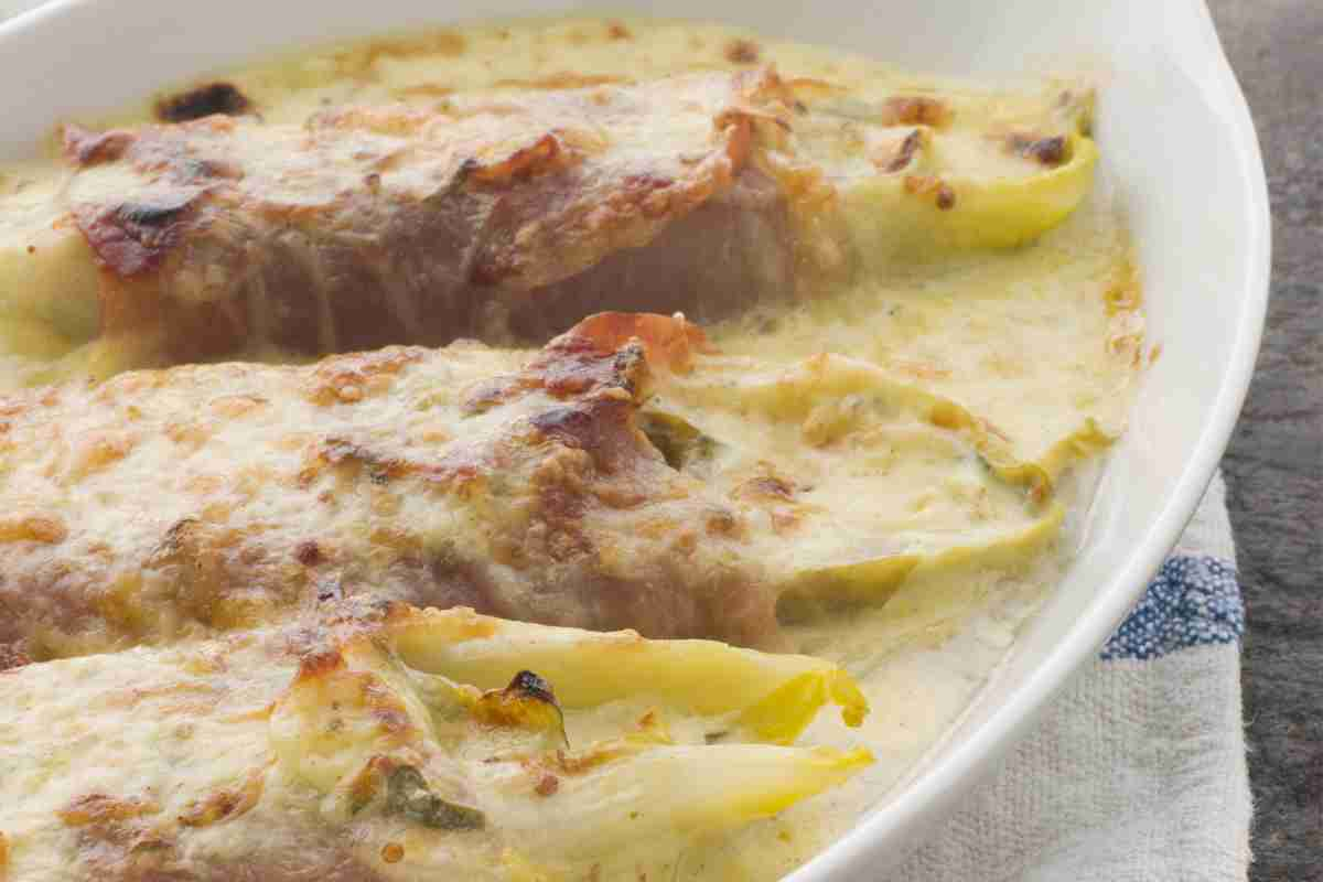 Faccio gli involtini di insalata belga e pancetta al forno quando non ho voglia di cucinare e conquisto sempre tutti