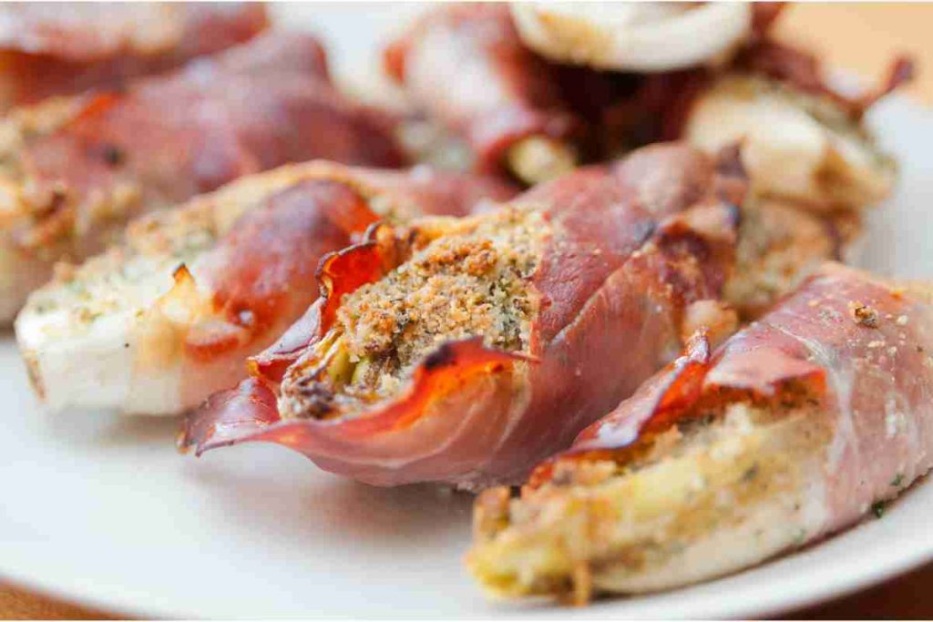 Involtini di insalata belga e pancetta al forno croccanti 