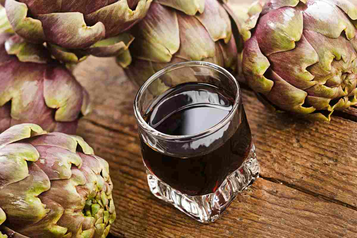 Liquore al carciofo fatto in casa con la ricetta facilissima, un digestivo super che ti fa risparmiare tanti soldini