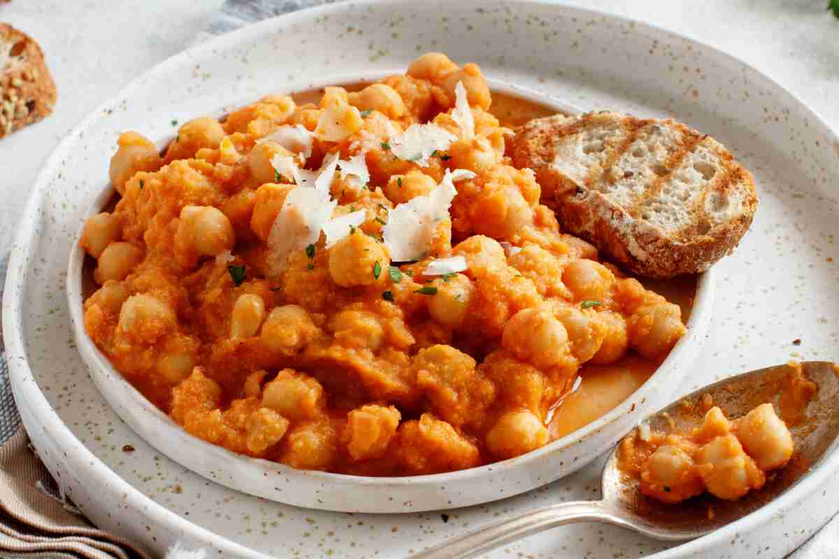 Cena light: non è la solita minestra ma un piatto sfizioso con ceci e carote che fa bene alla linea