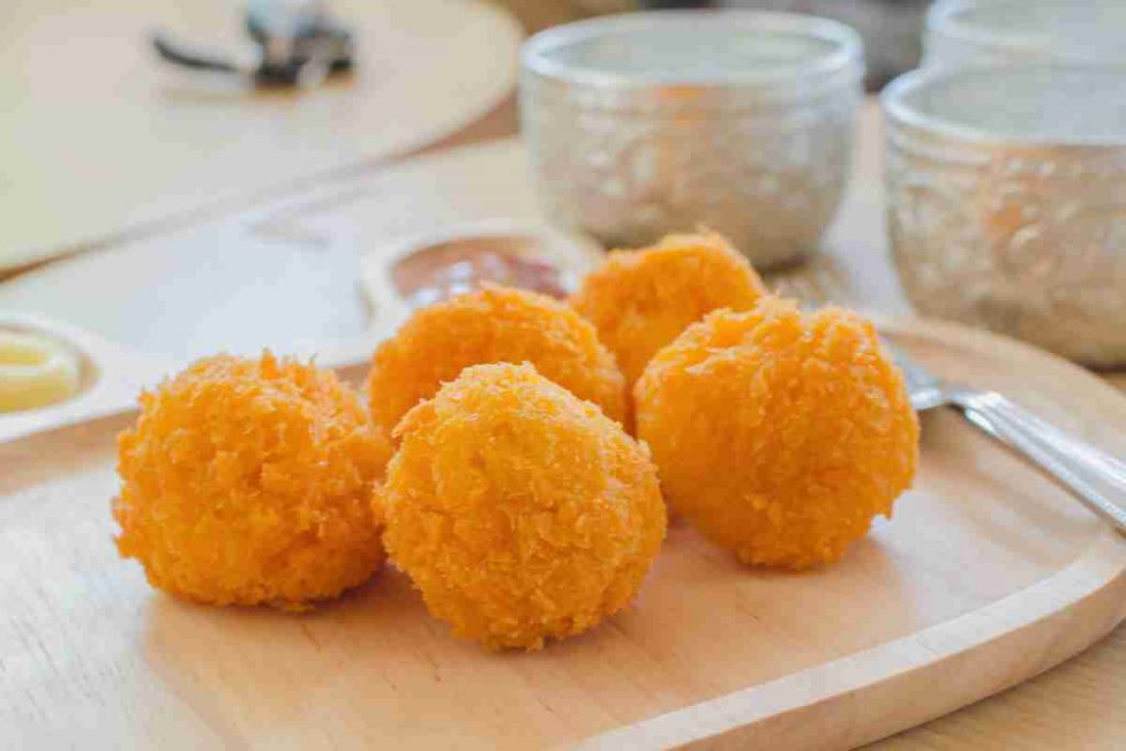 Palline di riso al formaggio fritte 