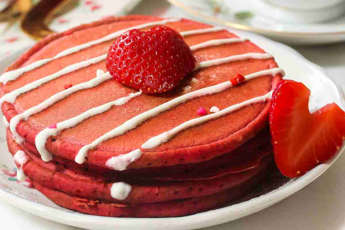 Non avere dubbi, fai subito questi pancake red velvet e rendi colorata e golosa la colazione per la Festa del Papà